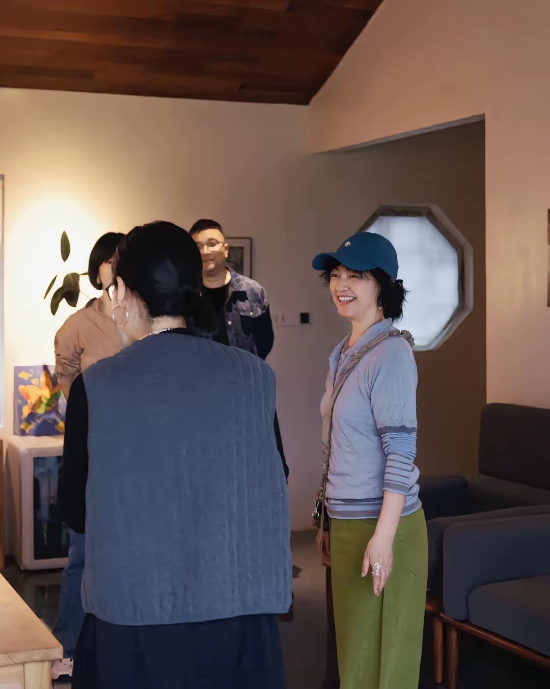 罗海琼一家四口最近去了江西旅游，她的小女儿长得是真像她，和她年轻时候的样子一模一