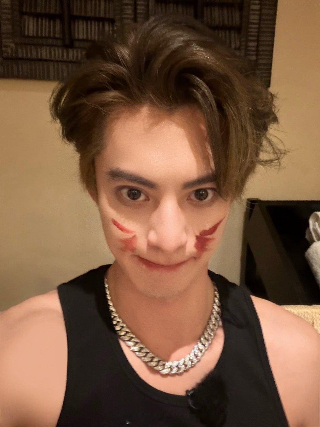 王鹤棣父亲回应店铺遭多条差评 王鹤棣在综艺节目里与沈月的事情引发网友争议。沈月因