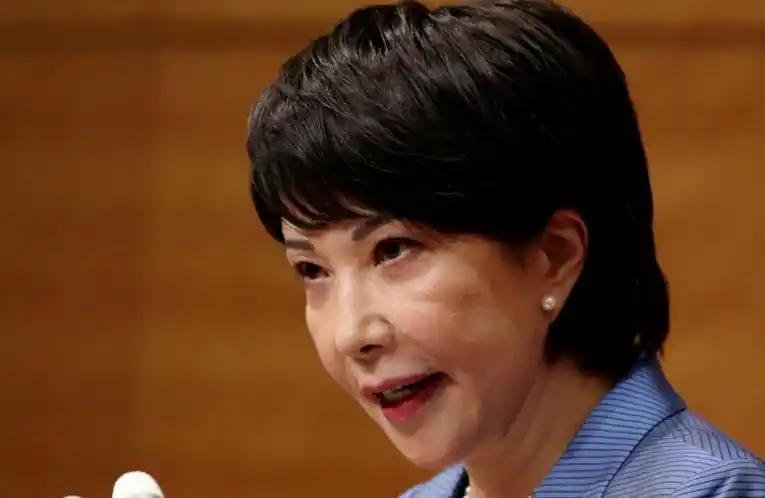 李在明的清算来的太猛了！同一天，日本高层忙着祭拜供奉战犯的靖国神社，韩国这边直接