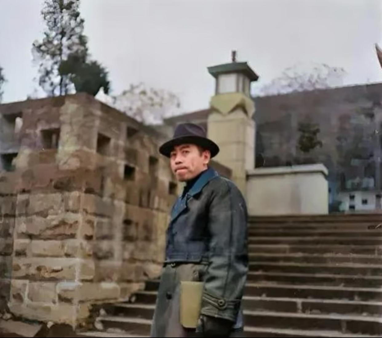 周总理这张造型也太颠覆印象了！
黑风衣、黑帽黑手套，手里拿着文件的严肃模样，和平