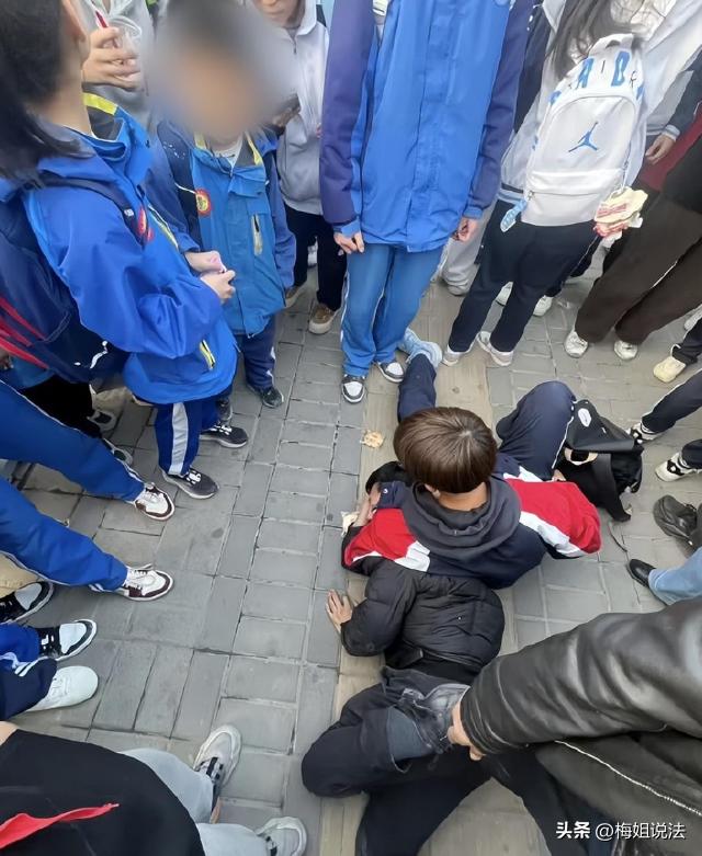 陕西延安，晚高峰的公交，挤得能让人喘不过气。一个醉汉，借着人多混乱，对一个女初中