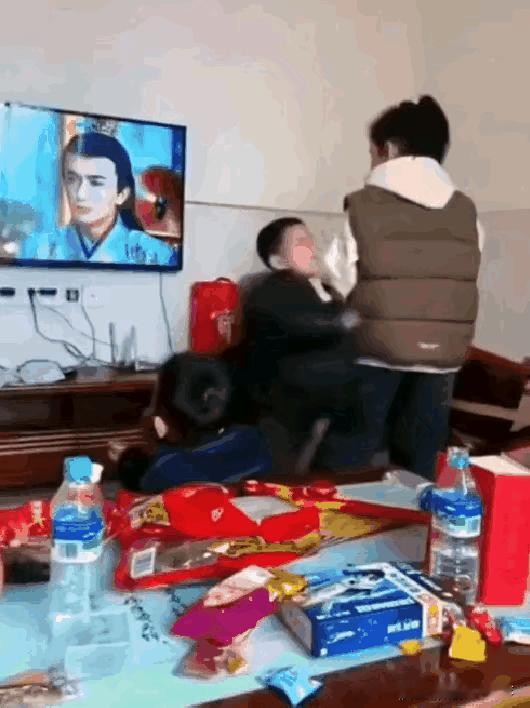给姐姐耍横可真是自讨苦吃！
仗着自己是弟弟，就跟姐姐犯浑，对姐姐大打出手，还打过