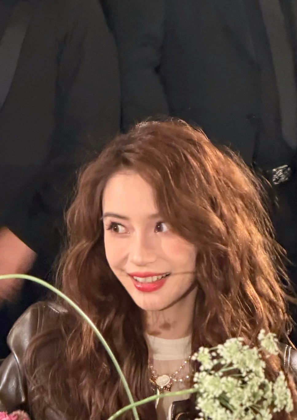 Angelababy晚宴生图Angelababy卷发皮衣纱裙造型 美的很轻松 ​