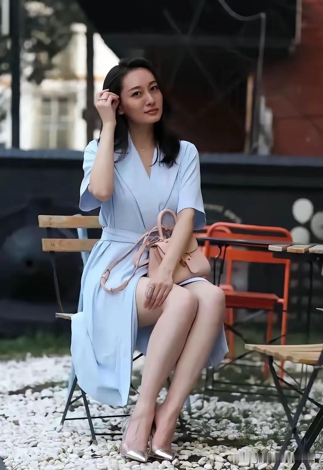 这位女明星绝对属于娱乐圈里被埋没的实力派人才，她不仅戏演的好，还会主持一些节目，
