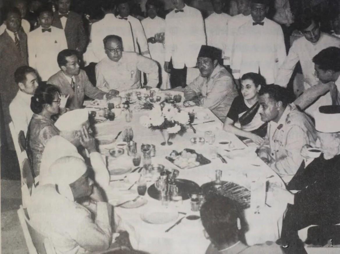 1955年4月，亚非会议期间，周恩来总理与埃及总理纳赛尔在招待会上。在万隆会议期