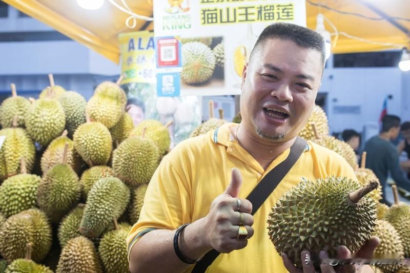 12月18日海南自贸港封关首日，那场面老热闹了。海口龙湖天街旺豪超市前，居民排着