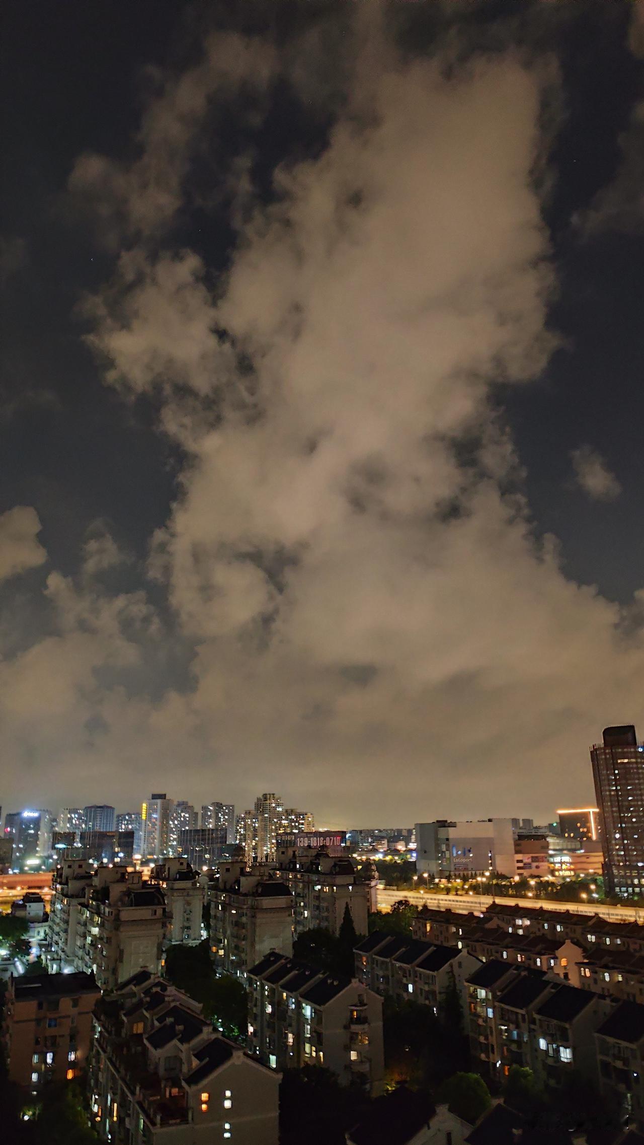 可以分享一张你拍的天空美照吗白云如画映夜空