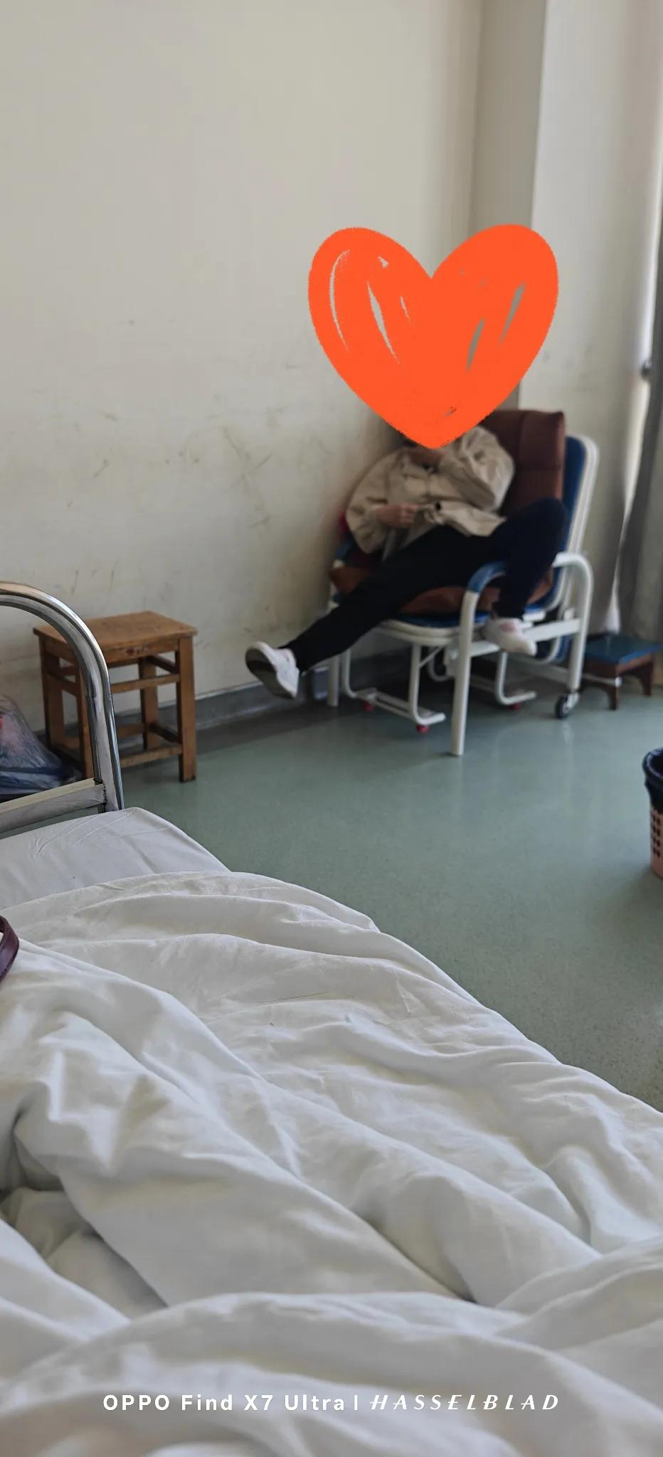 护工速写二。护工乙。

护工乙和护工甲一样，长得结实矮壮。她圆肩厚背、短脖长腰，