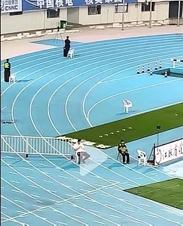 前有陇超升国旗女子跷二郎腿被处理，今有苏超两名男子升国旗玩手机。
不得不说这些人