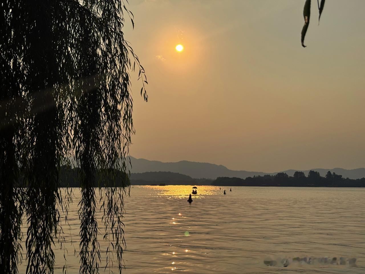 夜晚的高速，载满的都是生活，和奔走的灵魂。
生活不是为了赶路，而赶路是为了生活。