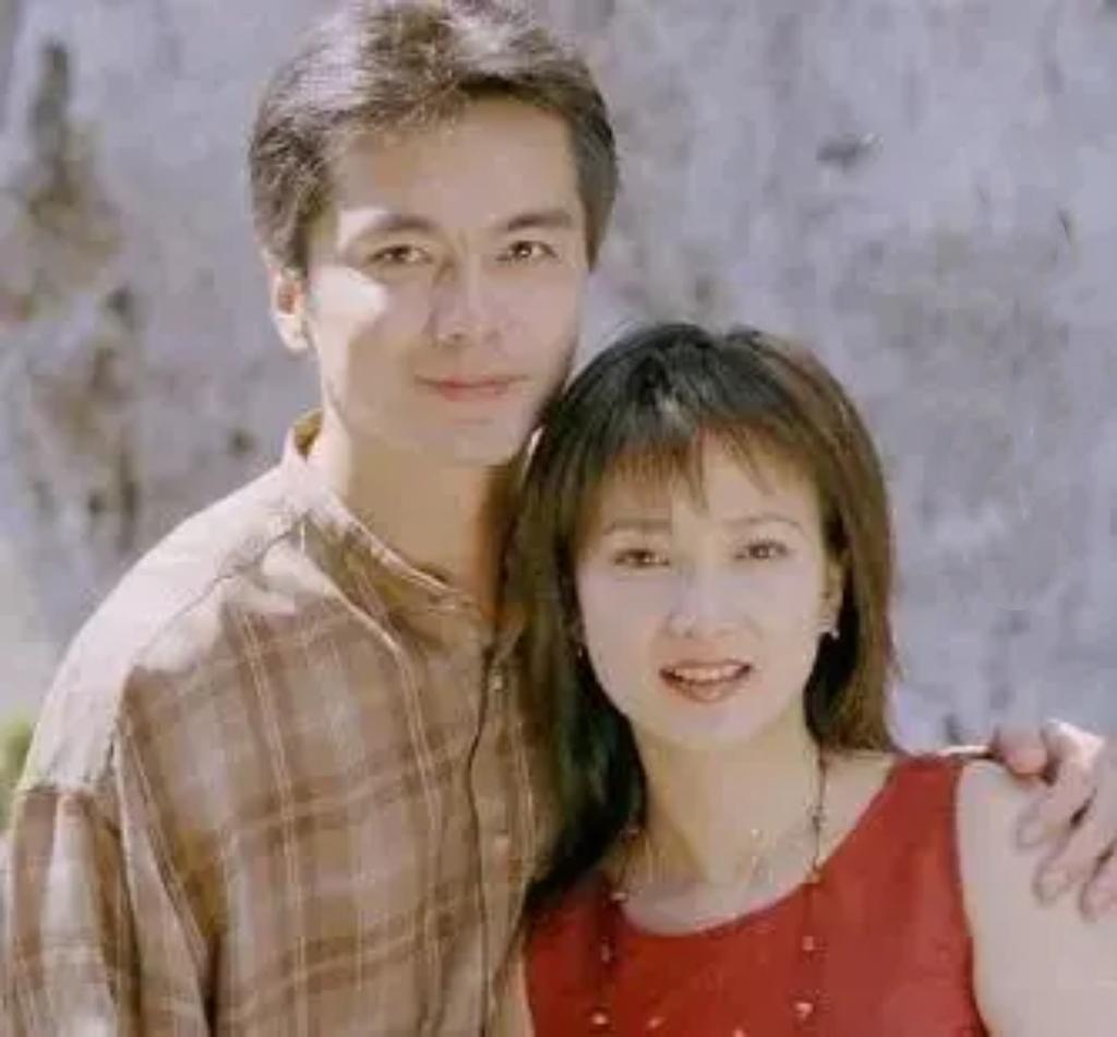 何晴与许亚军因合作《风荷怨》相恋，2003年结束婚姻后，她曾坦言两人仍以好友相处