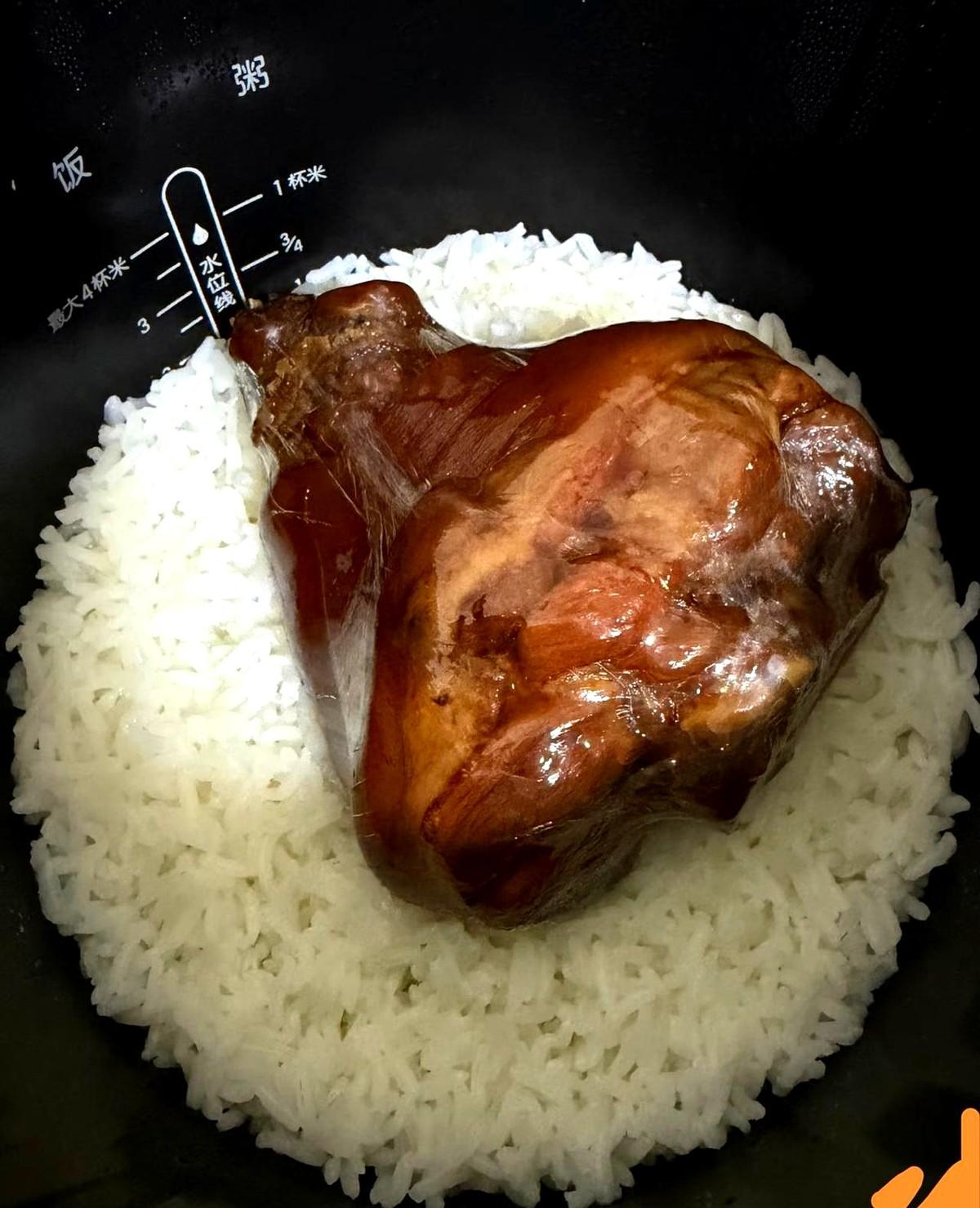 午休高峰一位打工人发帖自爆翻车现场,下班太晚一股脑把米水和冰箱里冻肘子往电压力锅