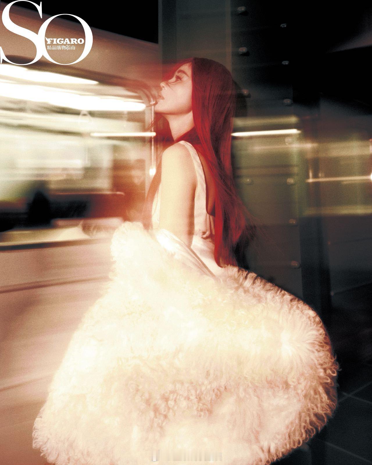   张天爱 红发+天使羽翼，地铁大片就这么美美又出神图了！又美又有张力，破碎感拿