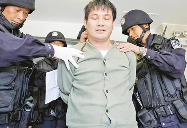 2013年，昆明看守所，糯康被验明正身，即将押赴刑场，执行死刑，由于绳子太紧了，