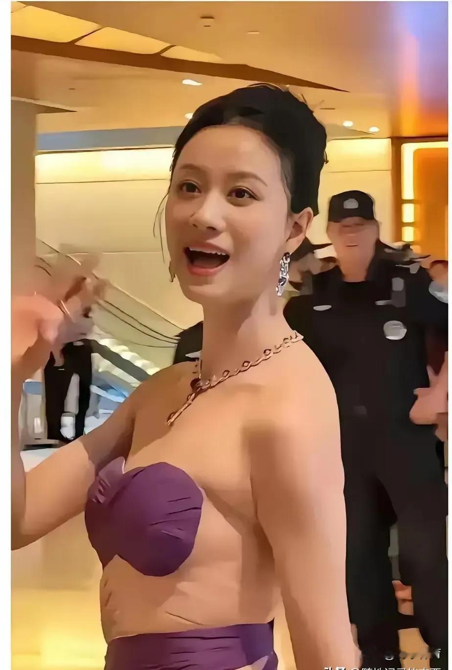 47岁倪虹洁，给内娱所有女演员，狠狠上了一课。
她曾是《武林外传》里那个拧巴的祝