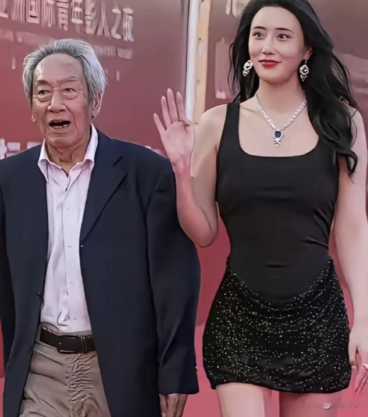 68岁老戏骨王奎荣娶小37岁的女演员。没想到婚后不仅幸福美满，老了还要生孩子。如