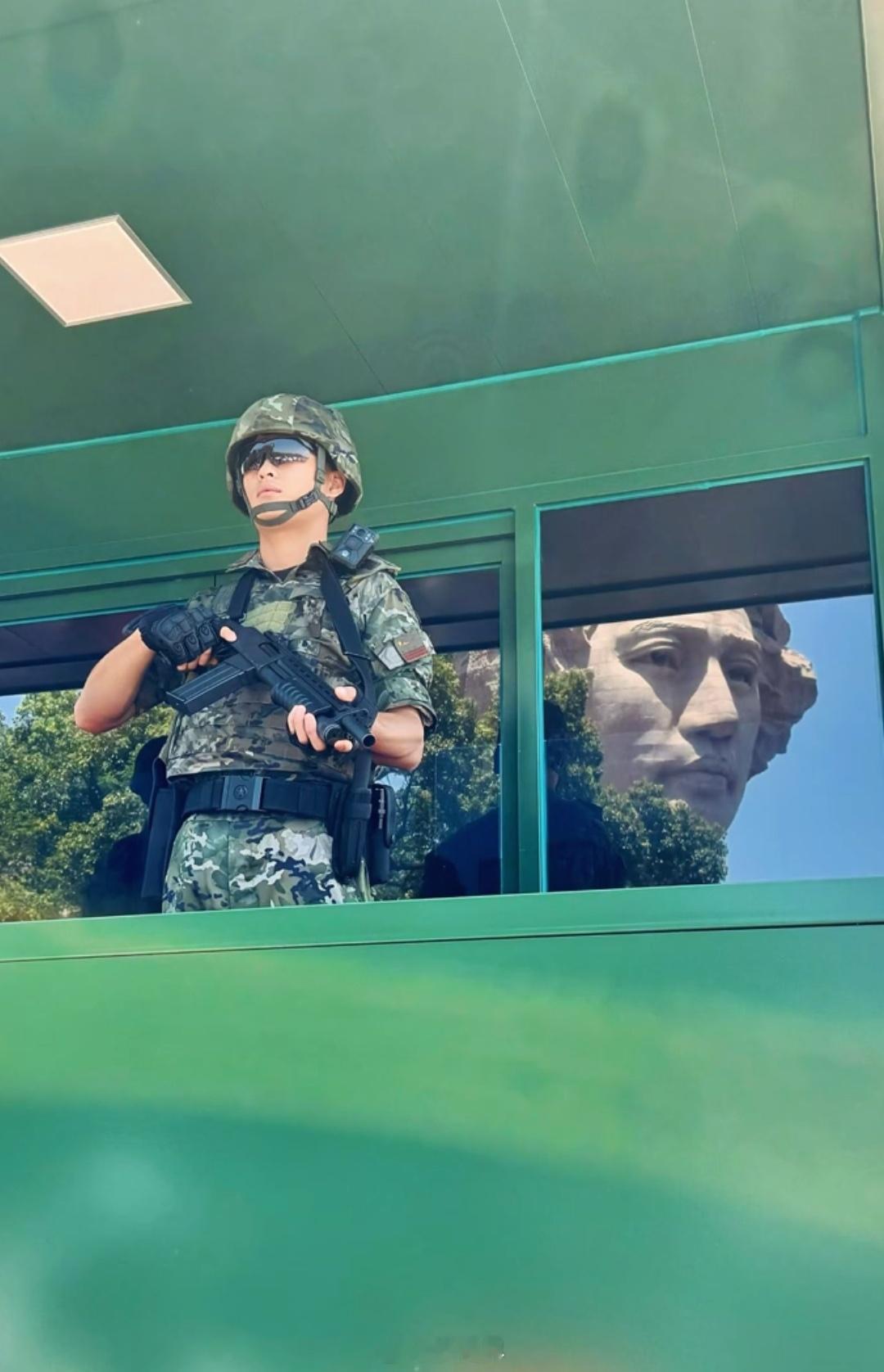 看到好几张橘子洲头这个视角的照片。在武警站岗的亭子玻璃上，去找映出的教员头像轮廓