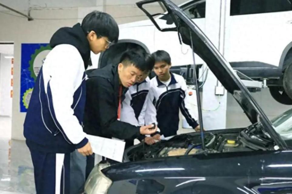 近期教育圈出现颠覆认知的现象：不少大学毕业生选择回炉重造读技校，这并非个例，浙江