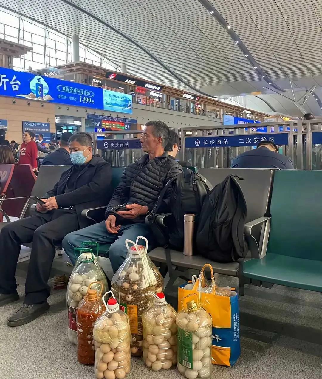 火车站看到的一幕！这就是农村老父亲，质朴、重感情，把他认为最好的东西，再重、再多