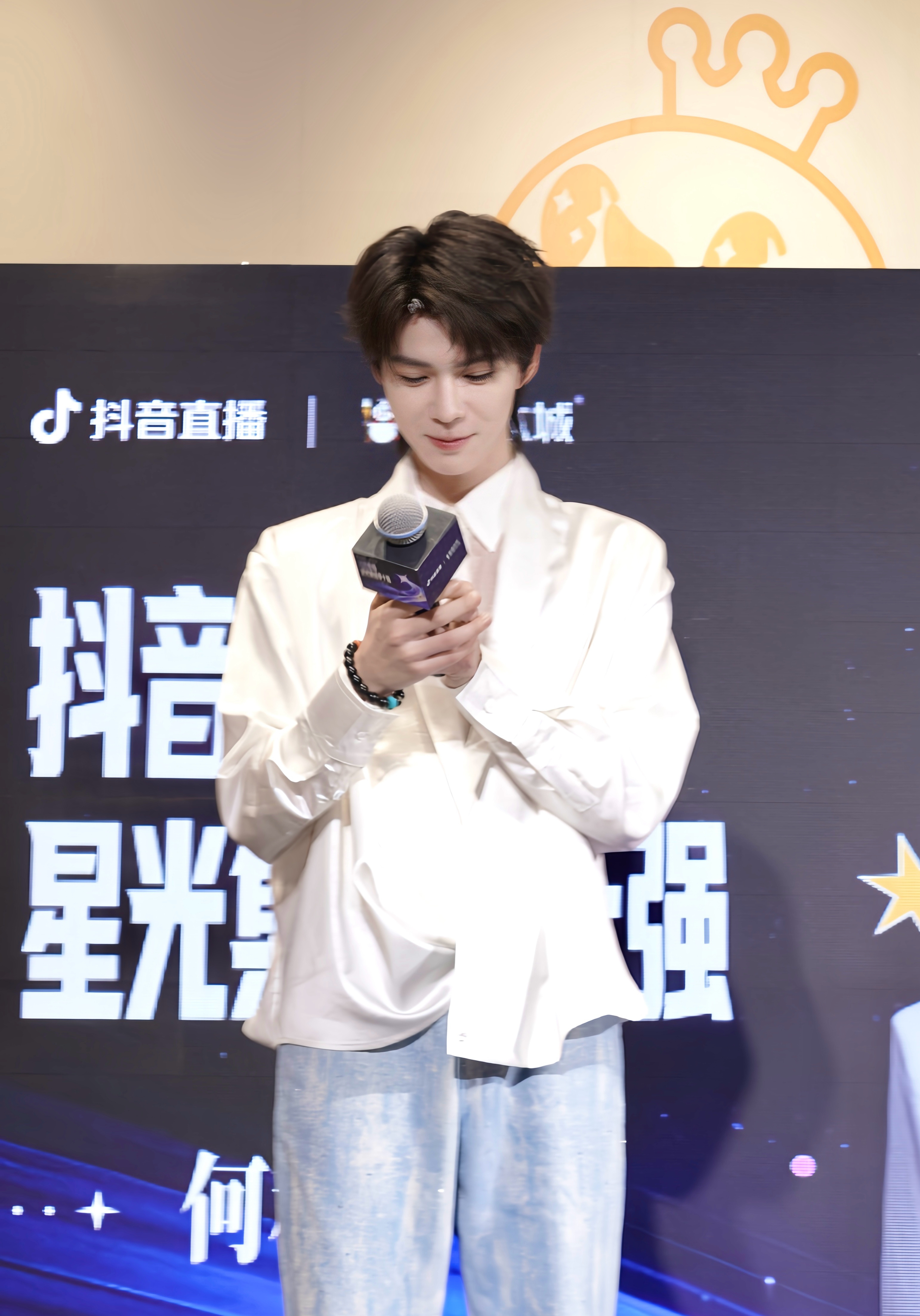 何秋亊 💙何秋亊 🤍向全世界安利何秋亊     完全小宝宝来的吧！图片拍摄：
