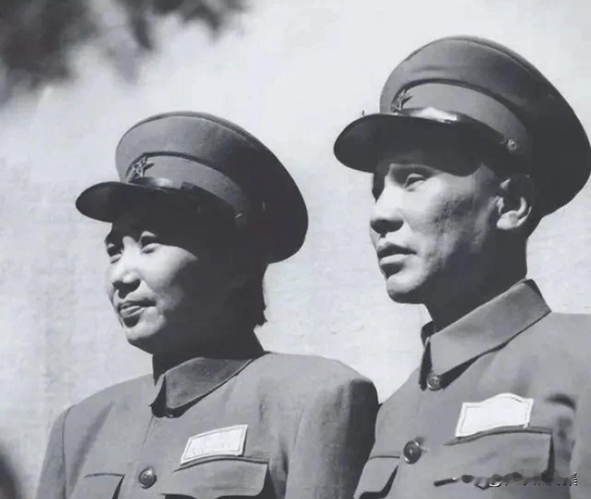 新中国建立后，朱良才将军和夫人李开芬合影。1936年，李开芬随西路军妇女团西征，