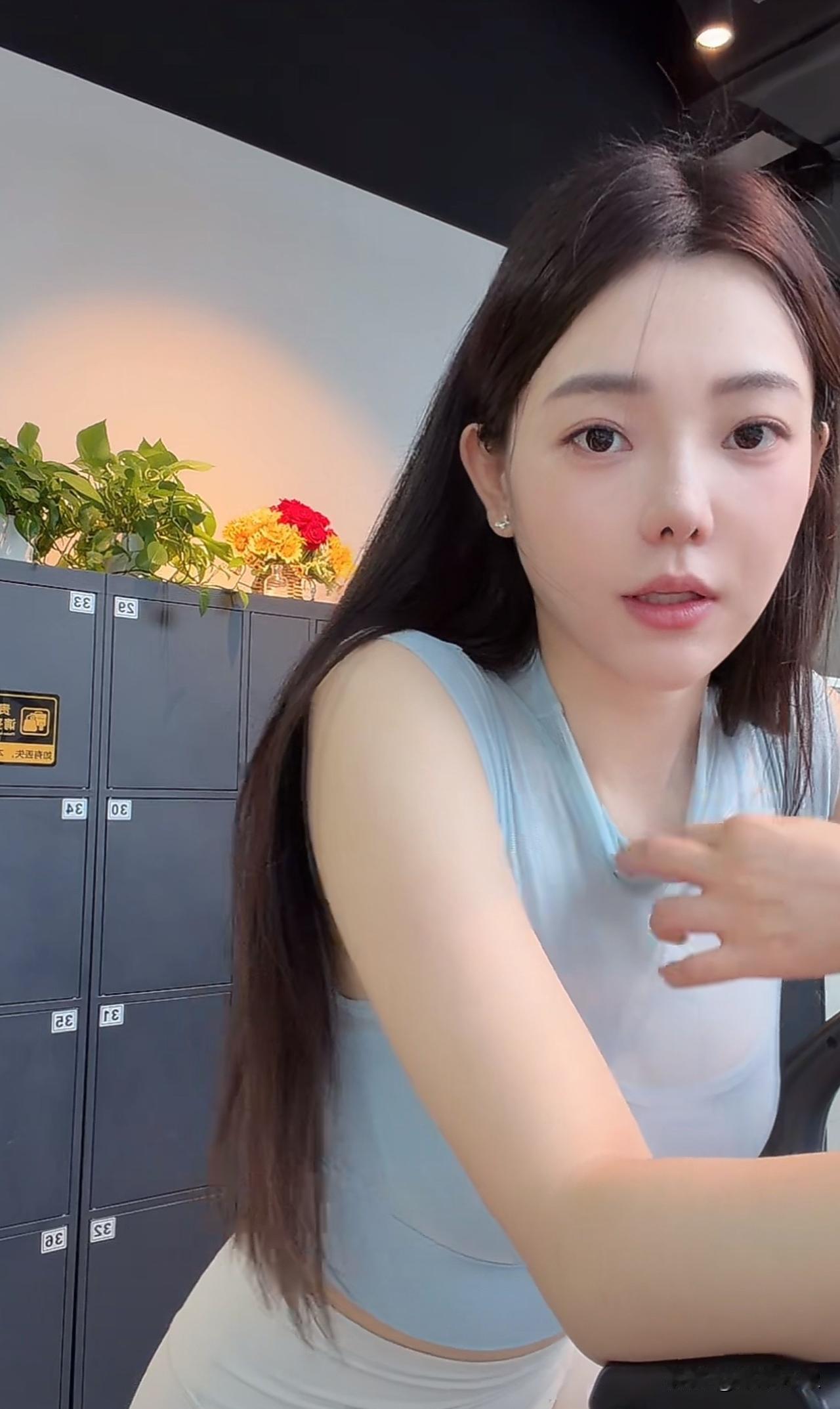 朋友们一定要学会健身哦，因为健身才是女孩最好的化妆品，你同意吗？
