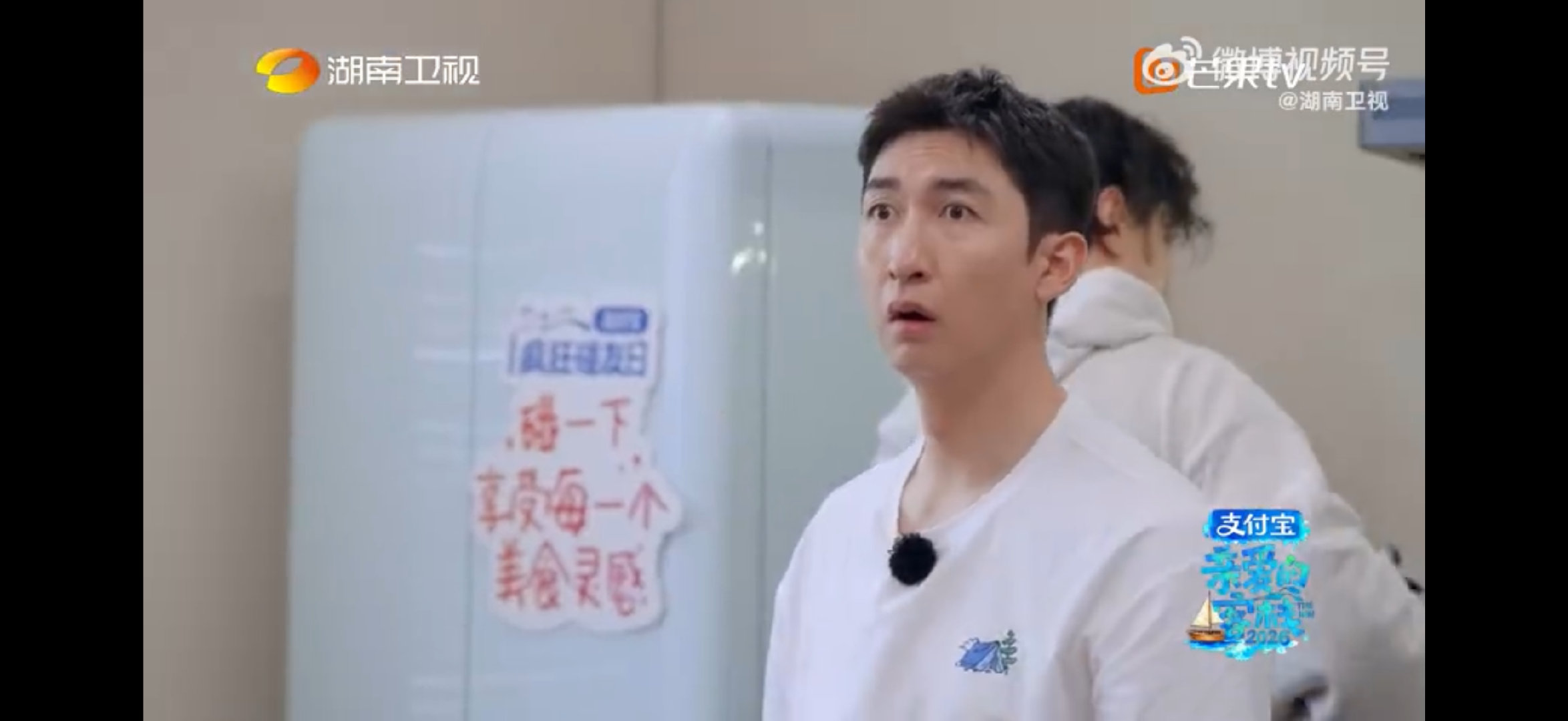 王鹤棣武大靖王传君三顾无言亲爱的客栈隔着门缝的尴尬对视有了！王鹤棣误闯厨房门口，