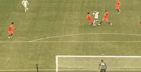 亚冠联赛1/4决赛首回合，山东泰山主场不敌横滨水手。
上半场第7分钟，横滨水手安