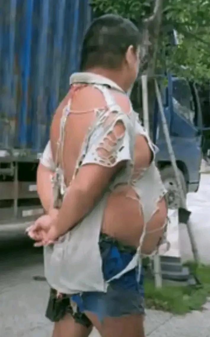 还不如不穿！[呲牙][呲牙]
这时尚有点夸张 
大爷真敢穿 
这身装扮咋地个 