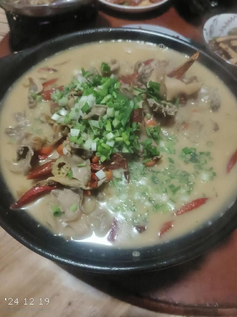 不吃晚饭真的健康吗？答案显然是否定的。虽说不吃晚餐可能对体重管理有点帮助，但带来