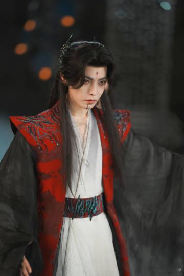 又见侯明昊战损妆 在《逍遥》中看到侯明昊的战损妆，瞬间心中充满了复杂的情感，柔和