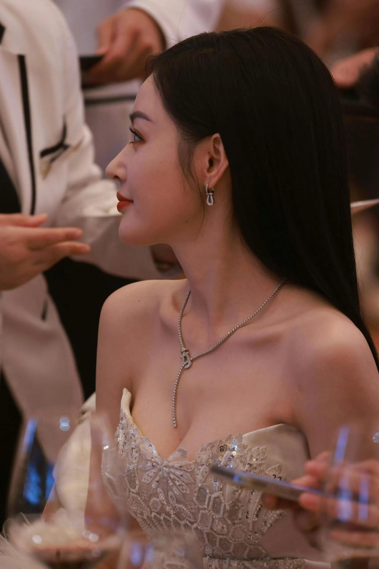 张天爱！活动生图，这项链很是亮眼璀璨女神项链  张天爱