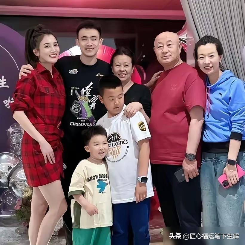 瞧瞧赵继伟这一家人，全家福氛围和睦又喜庆。
 
强大的遗传基因十分明显，赵继伟和