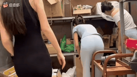 来拿快递的全是女人，所以女人的钱好赚不是没有道理的