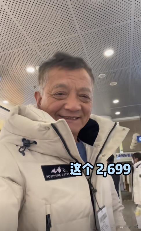 “我只是穷，又不是傻！”2023年，辽宁大爷老张，到奥莱商场买羽绒服，试了一款加