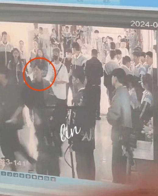 何炅客串了电视剧《难哄》，在剧中饰演男主“桑延”的班主任，另外何炅现身《难哄》片