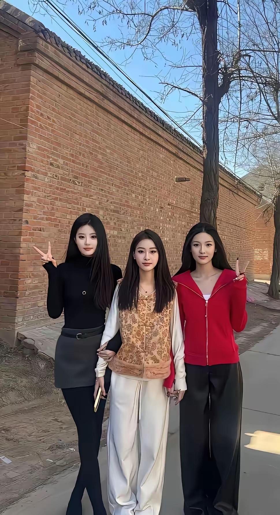 母女三个合影，妈妈40岁，两个女儿20岁左右，你能看出来哪个是妈妈，哪个是女儿吗