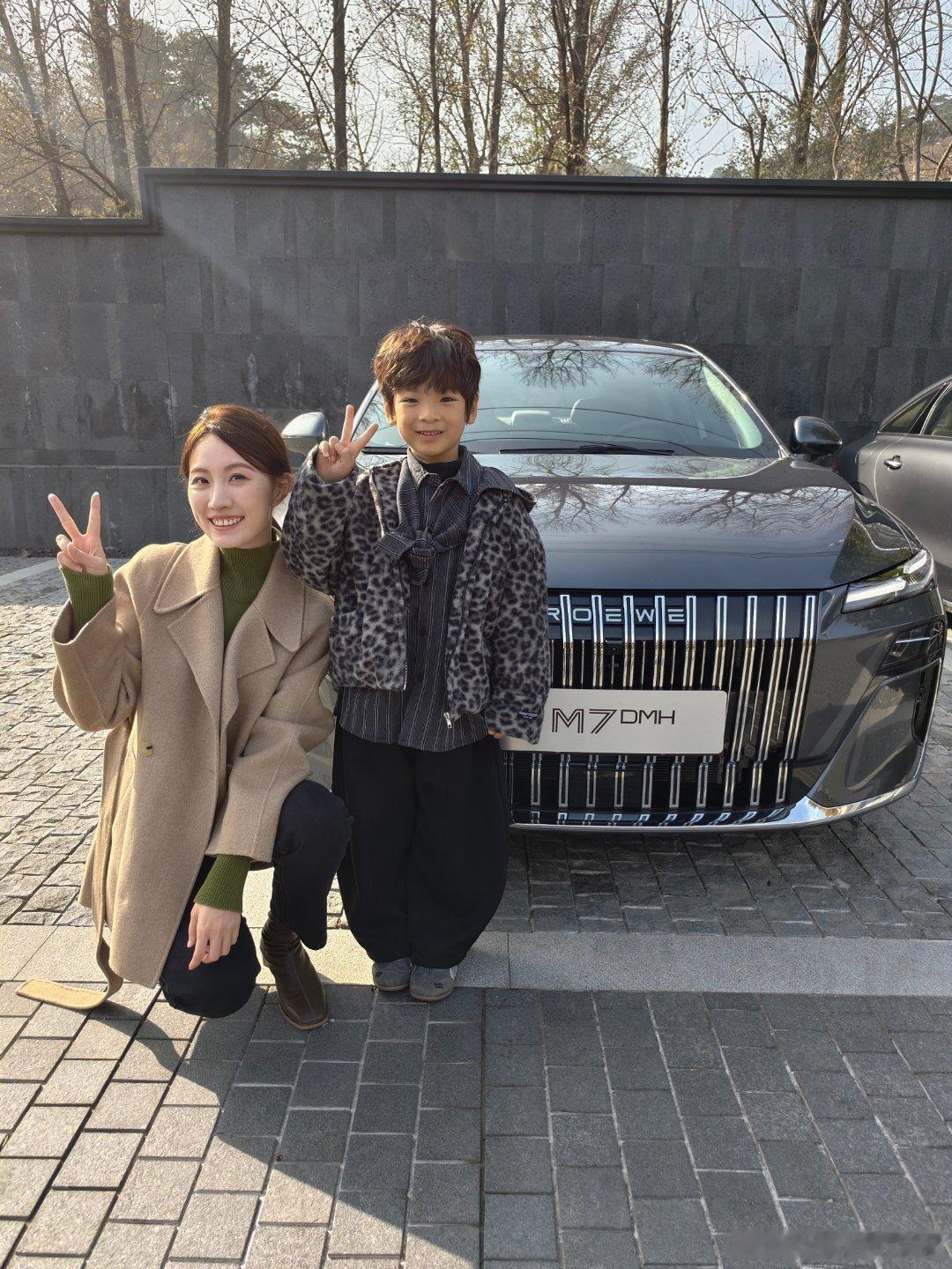 今天拍荣威M7 DMH 跟小孩哥互动了一会儿 太好玩了北京的秋天来的更彻底咯  