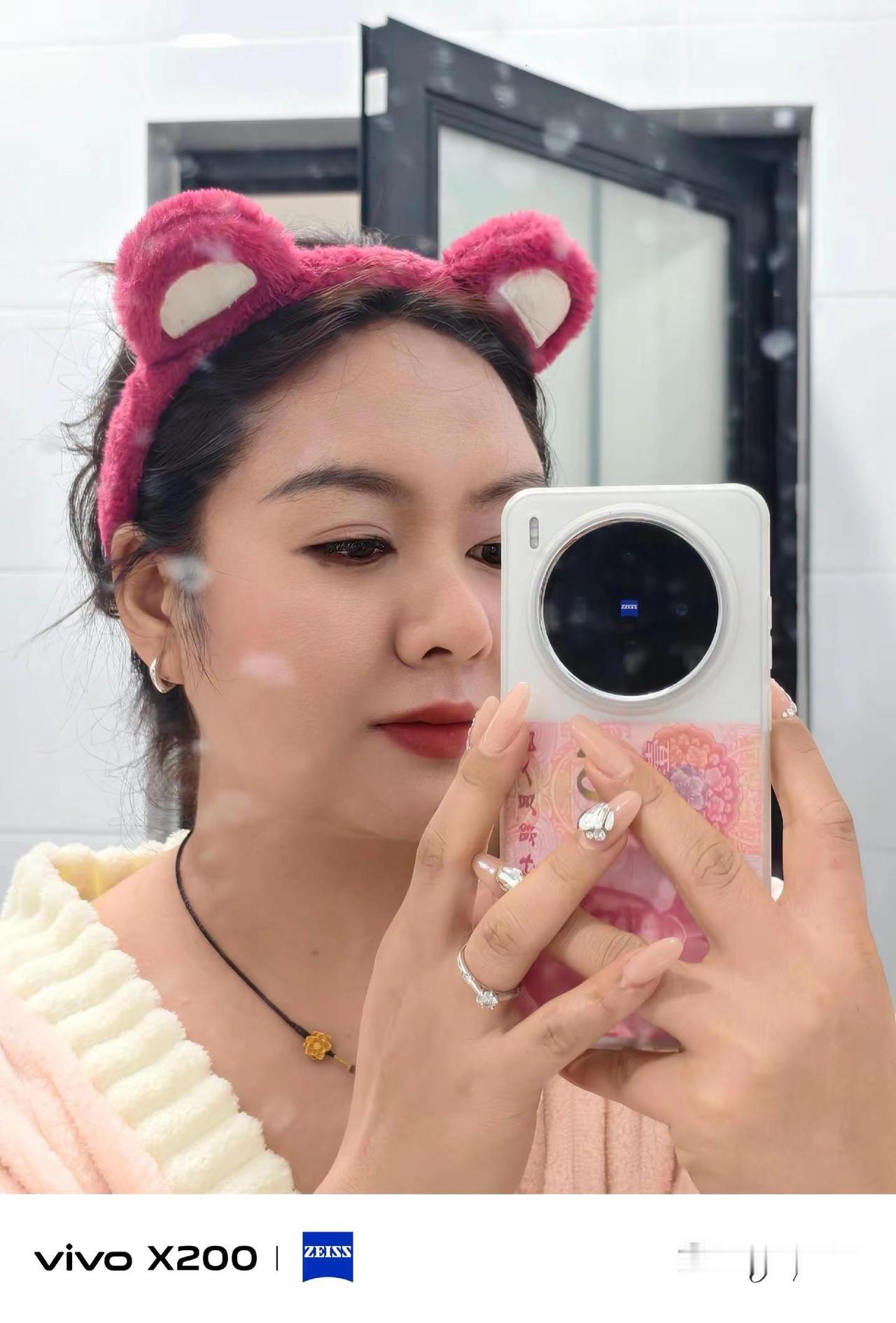 我能有什么坏心思，只不过是看见帅哥没有抵抗力犯花痴，还想占有罢了