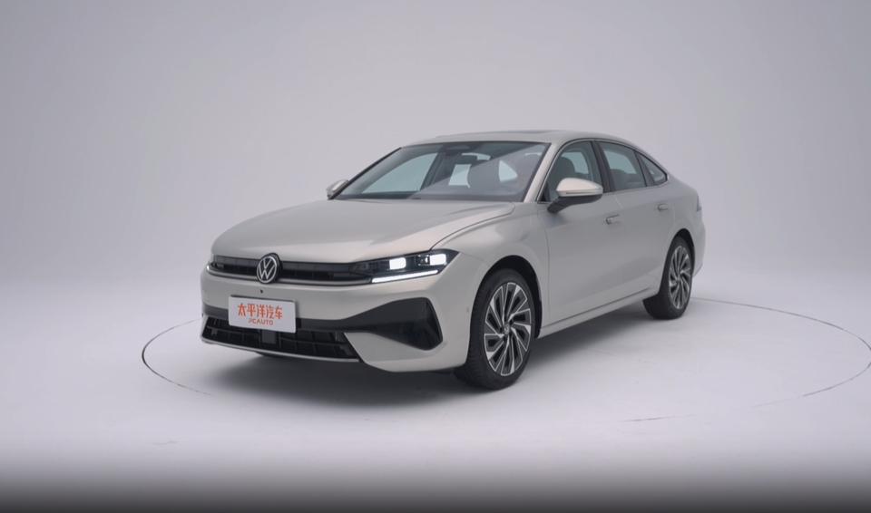全新一代速腾来了，我们抢先体验了把~
尺寸直逼 B 级车，车长超 4.8 米达到