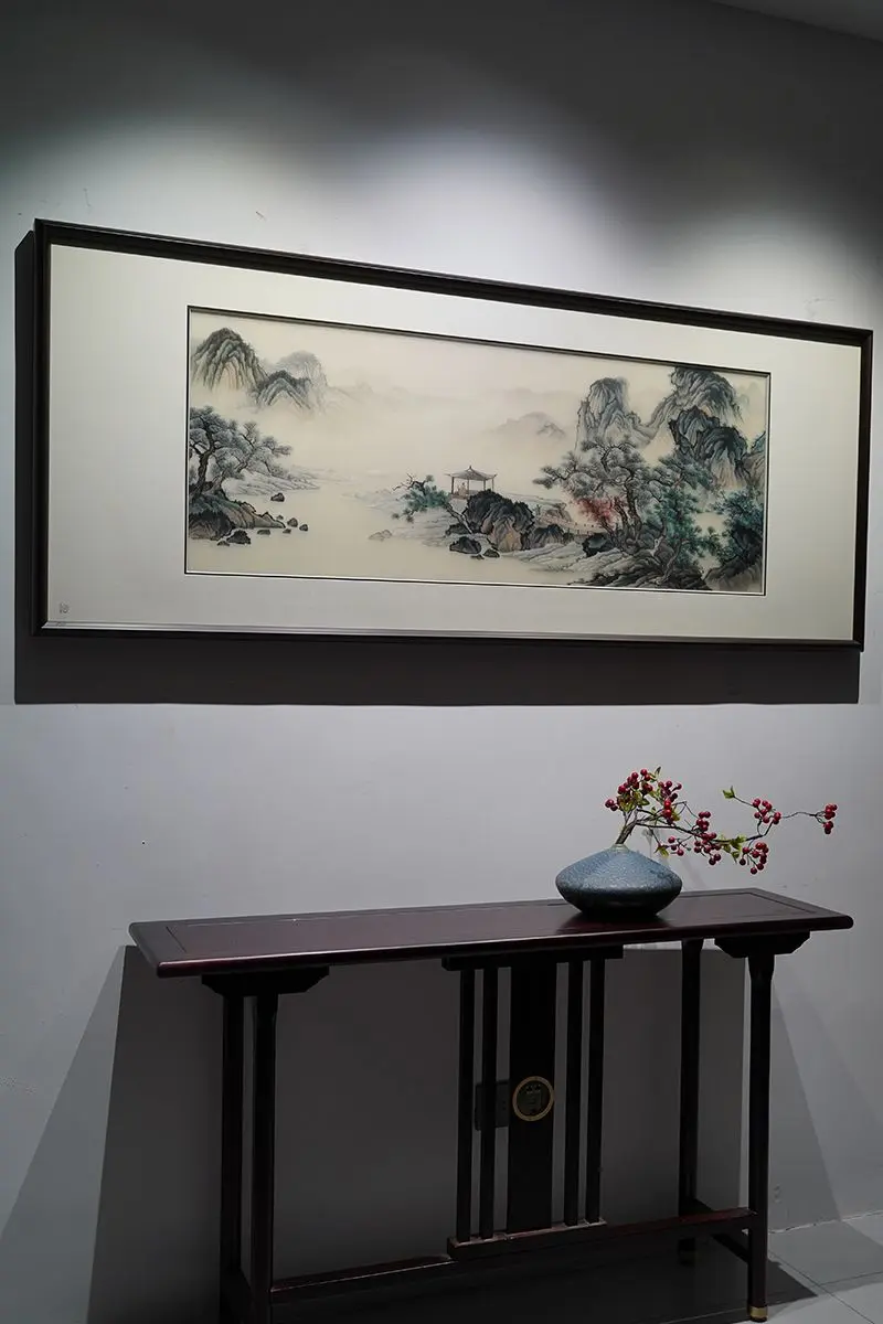 山水入绣，织尽东方文人的桃源清梦 纯手工桑蚕丝刺绣，搭配原木钢化玻璃框...