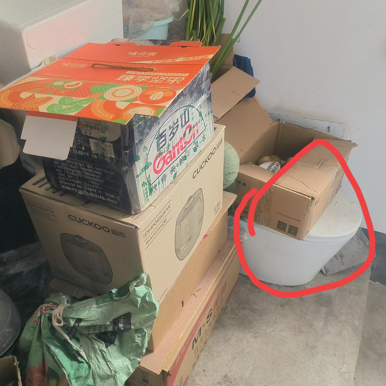 遇到这样的邻居你能怎么滴吧！图一淘汰下来的坐便器都留着呢，真特么无语，你是能用还