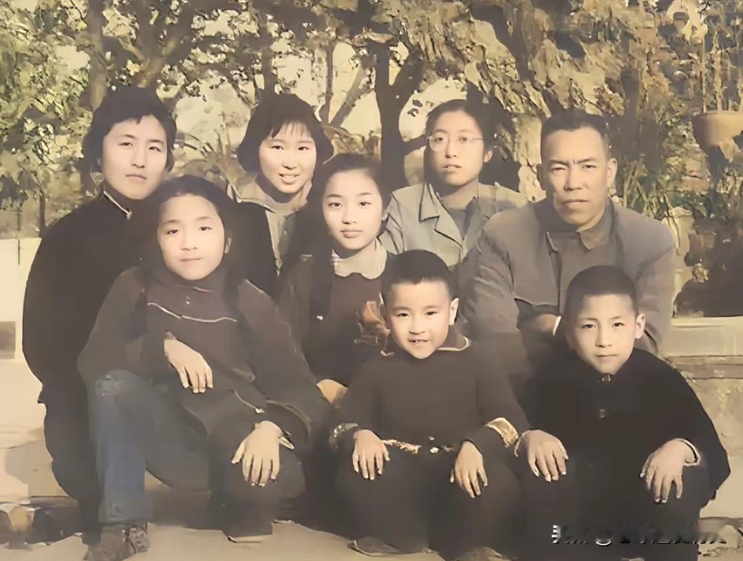这是1963年梁兴初将军在广州家中与家人的珍贵合影。
那时他任广州军区副司令员，