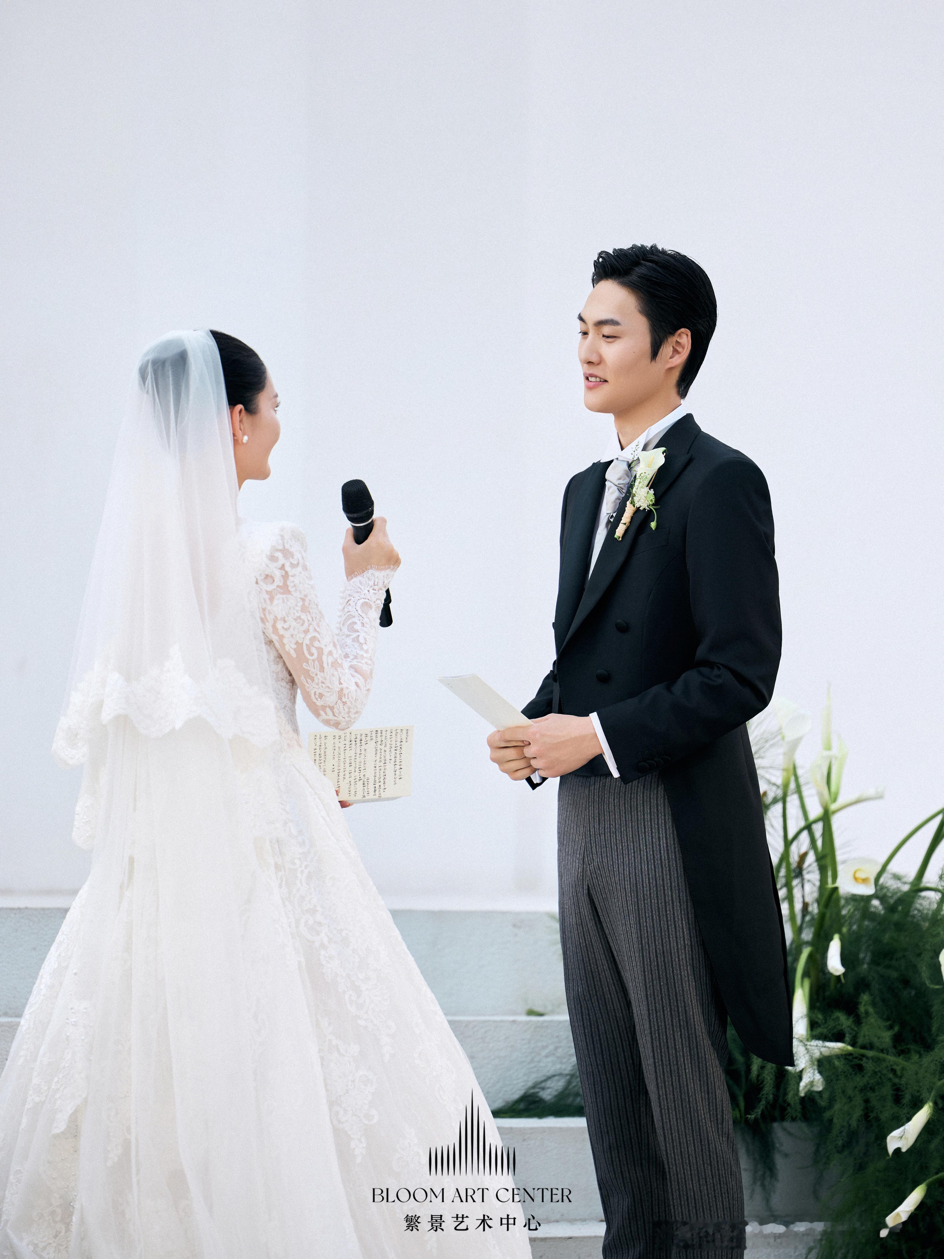 北京一夫妻办极简婚礼火出圈北京极简婚礼爆火，摩卡集团旗下繁景艺术中心，以艺术格调