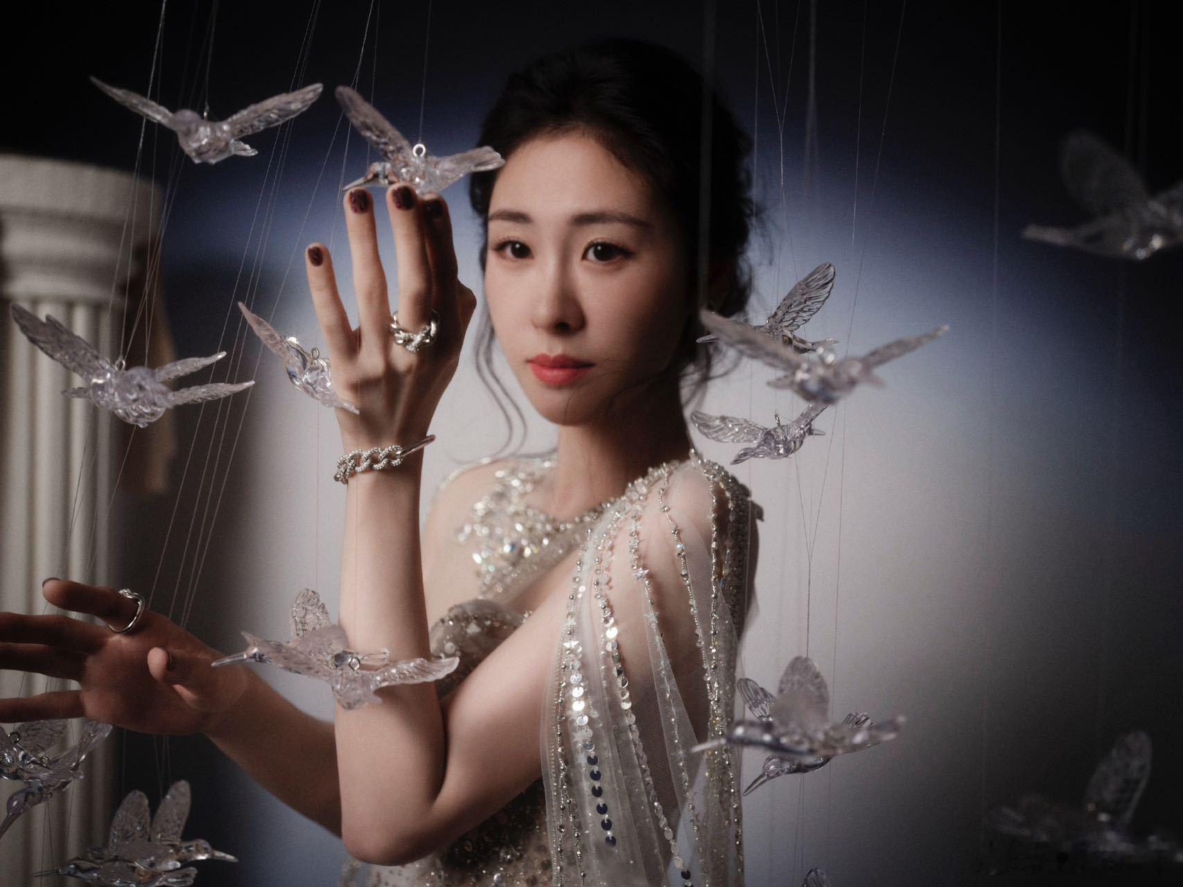 #张碧晨红毯造型好仙# 这套碎钻白裙真的好美啊，仙气飘飘的，张姐的气质真的是太好