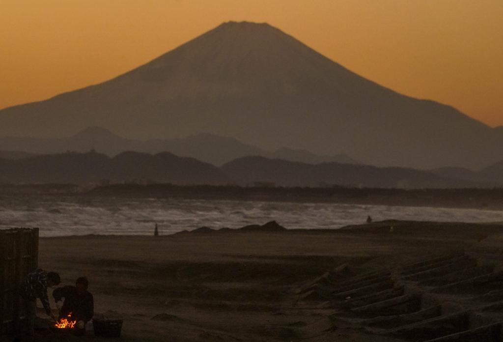 即将步入11月之际，日本著名地标富士山却仍未迎来降雪，这一现象打破了过去130年