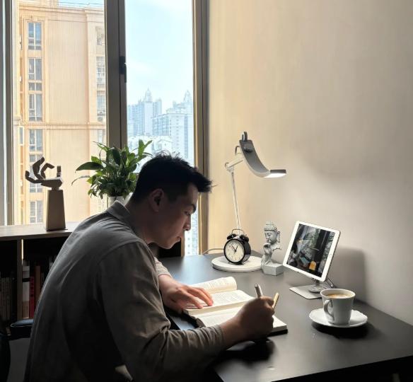 退休金到账了，
我要先给儿子发工资，
他年前失业了，
一时半会儿找不到合适的工作