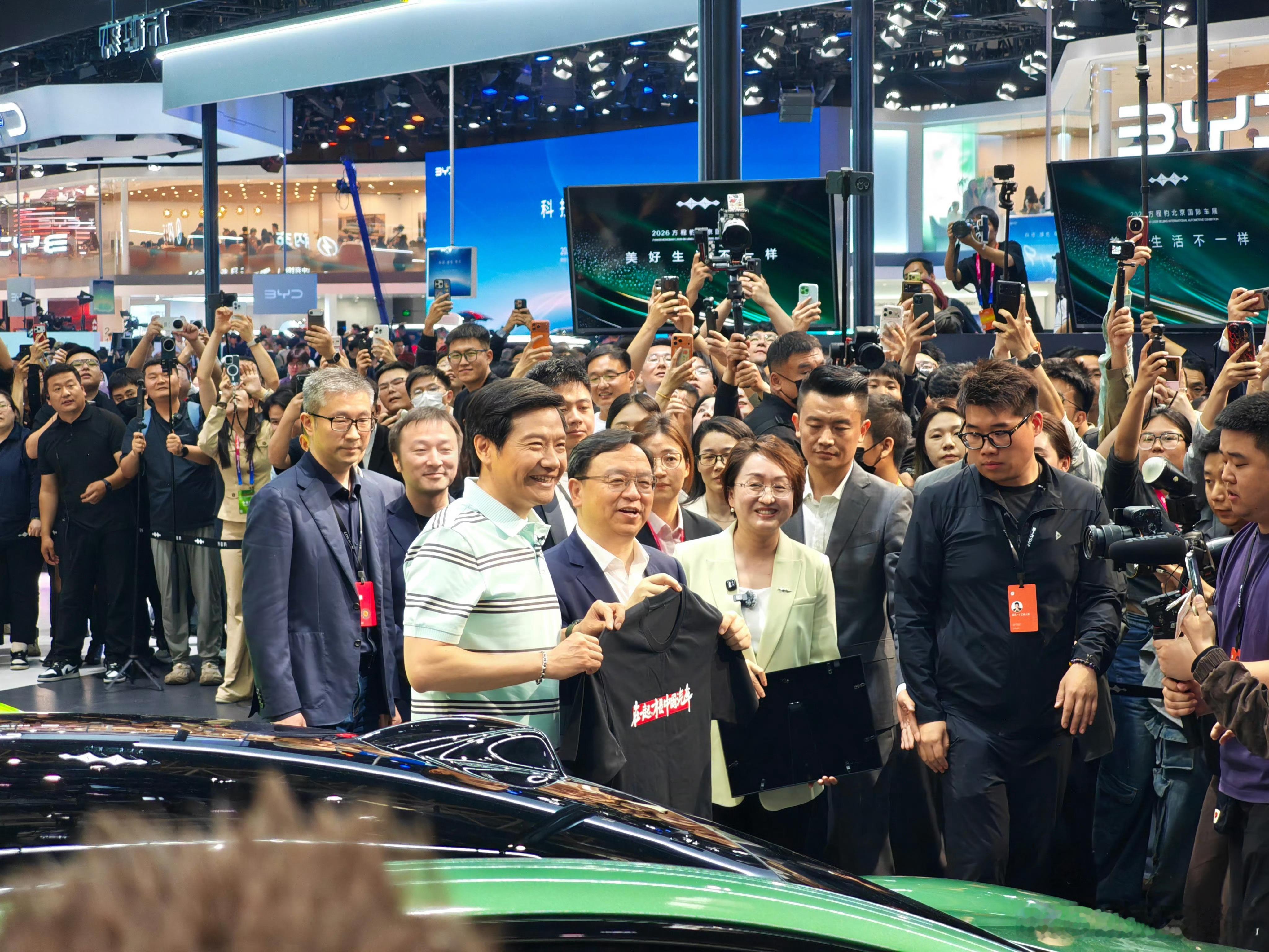 雷总又送给王传福一件T恤，上面写着“在一起，才是中国汽车”！这是欧哥目前最喜欢的