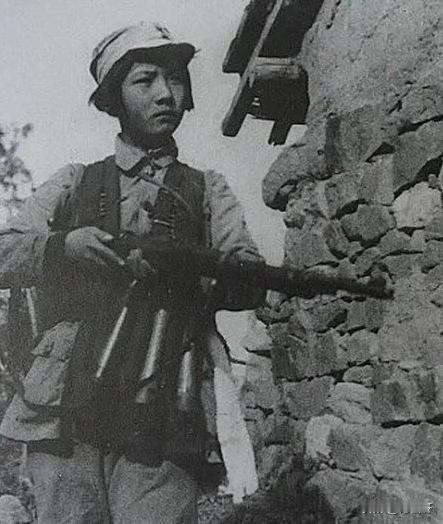 1941年，八路军女战士王金英因肺病严重，被安排在老乡的家里休养，万万没想到邻居