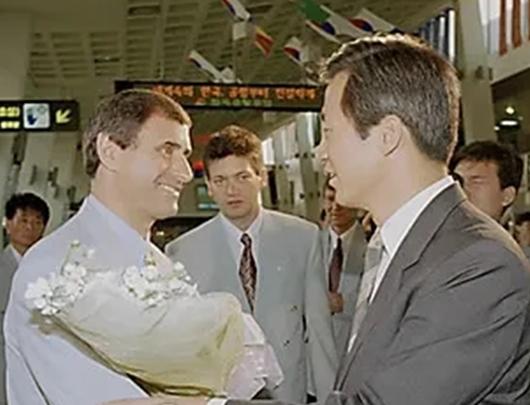 1994年世界杯后，韩国足协为了申办世界杯、提升足球形象和地位，聘请了韩国队历史